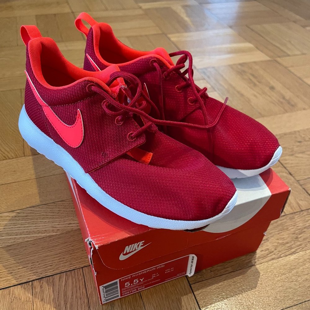 **New w/ Box** Nike Rosherun Girl’s Shoes Size 5.5Y